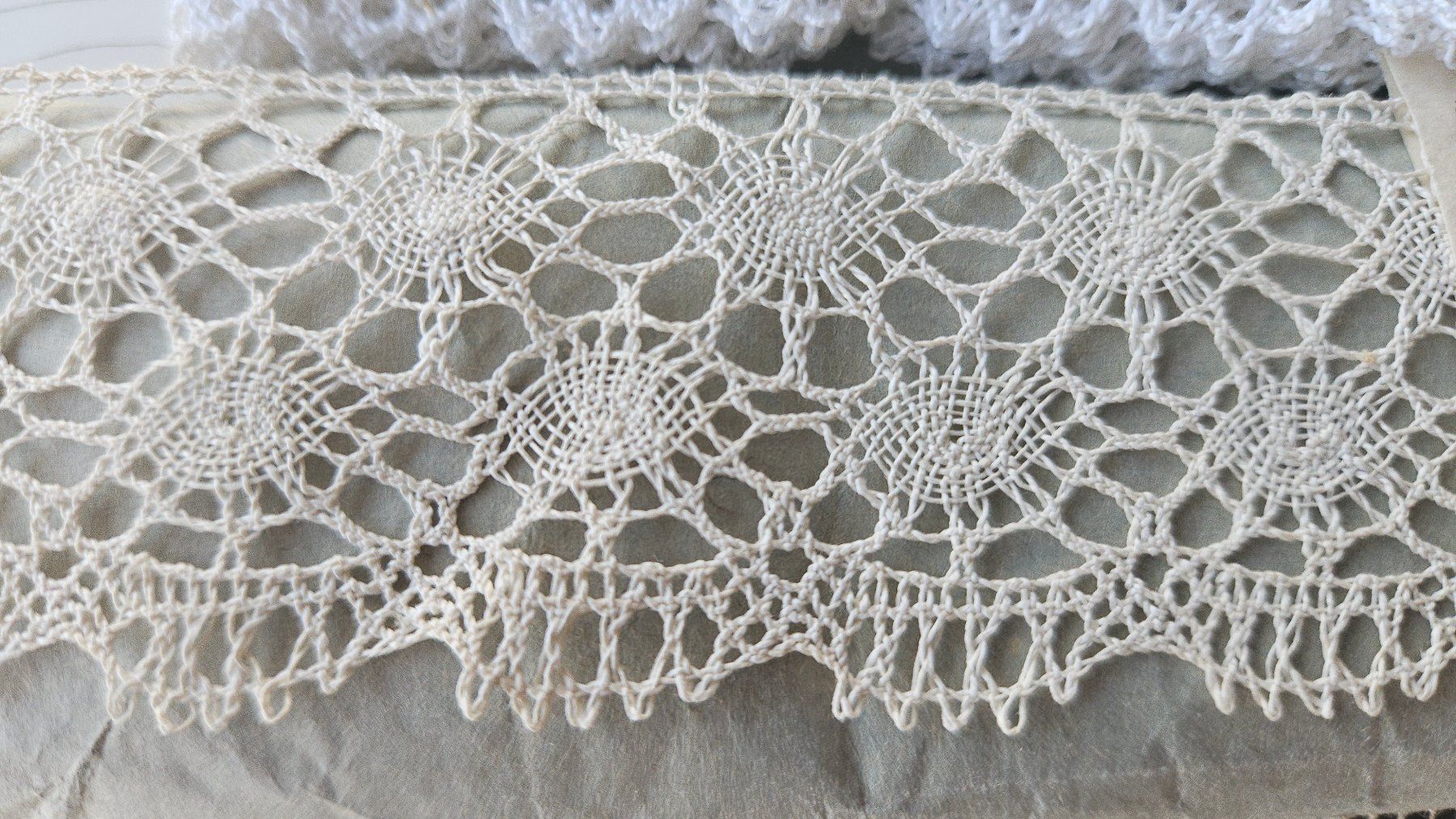 Tessuti: Spitzen geklöppelt, gestrickt, Filettechnik – Usato da Zürich venduto da Budleia 3