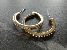Elegante goldige Ohrringe, Creolen mit Strass-Steinen