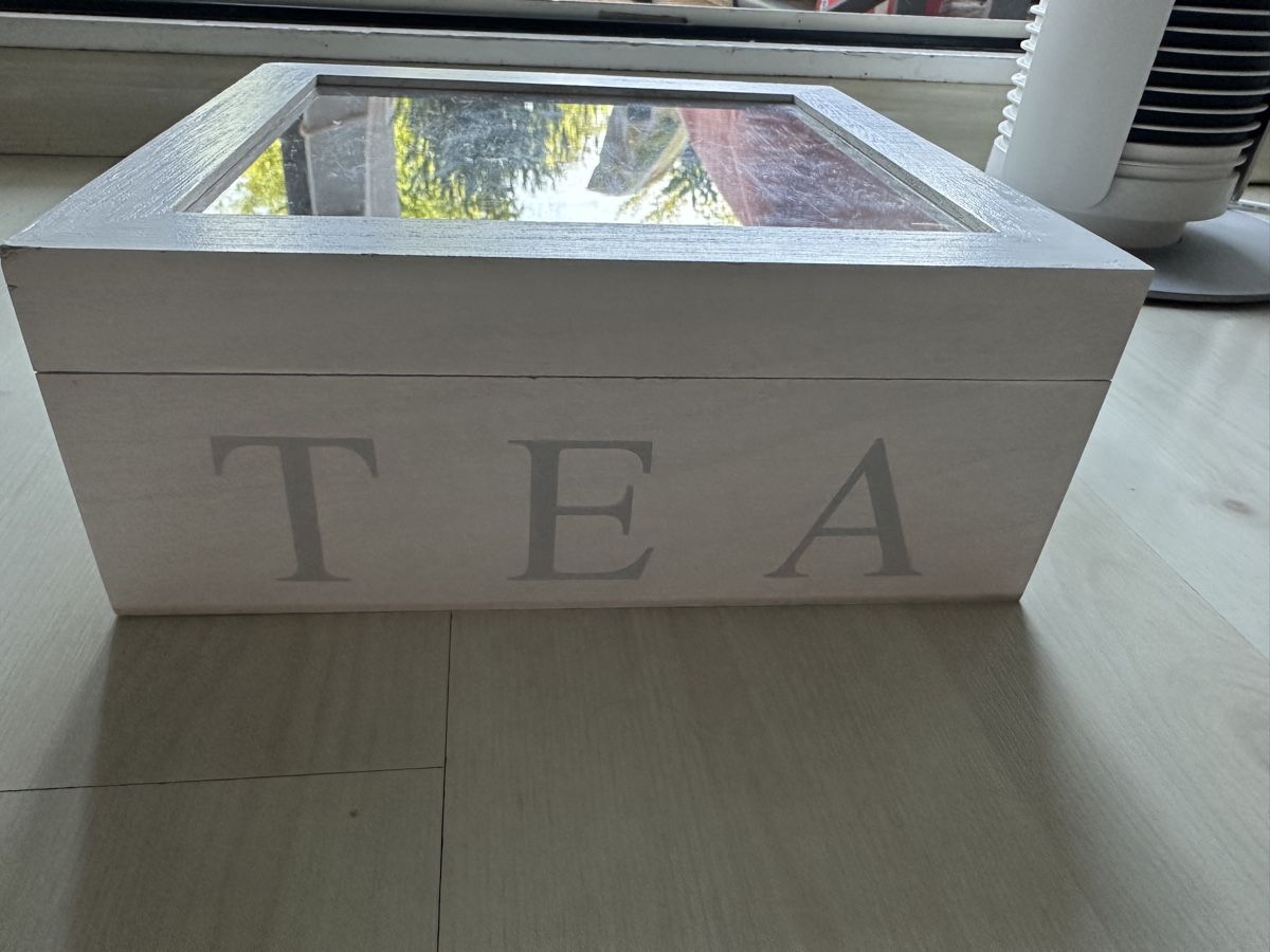 Autres articles pour la maison: Holz Teebox mit 9 Fächern und Deckel Glas weiss – D'occasion à Kloten par MikiMiki_7