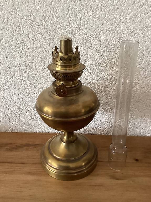 Lampes: Petrollampe mit Messingfuss antik.  – D'occasion à Küttigen par Zorro1 1