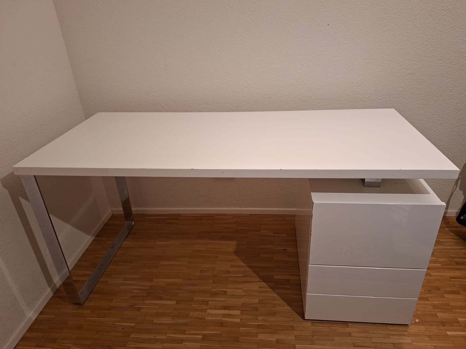 Schreibtische: Weisser massiver Schreibtisch – Gebraucht aus Rütihof von Mariowuhu 1