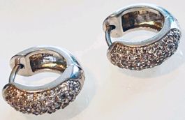 Elegante Creolen mit Zirkonia Steinen besetzt
