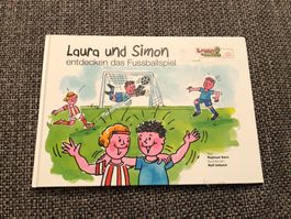 Laura und Simon entdecken das Fussballspiel