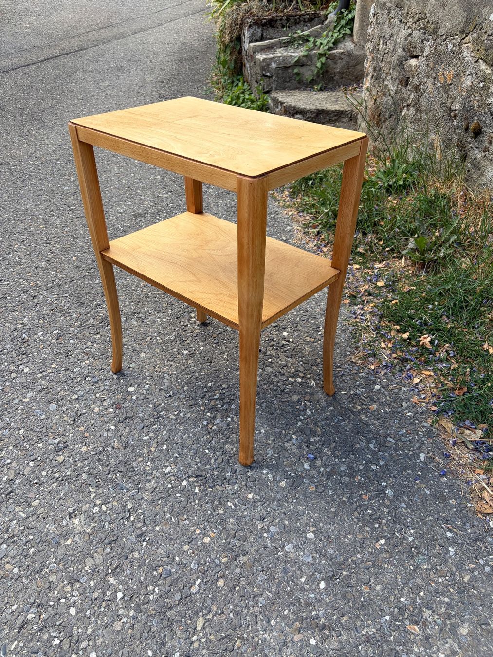 Tische: Table d'appoint en bois clair – Gebraucht aus Correvon von HelloBello71