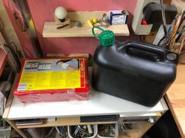1 Benzin-Kanister schwarz + 1 Nothilfeset Neu