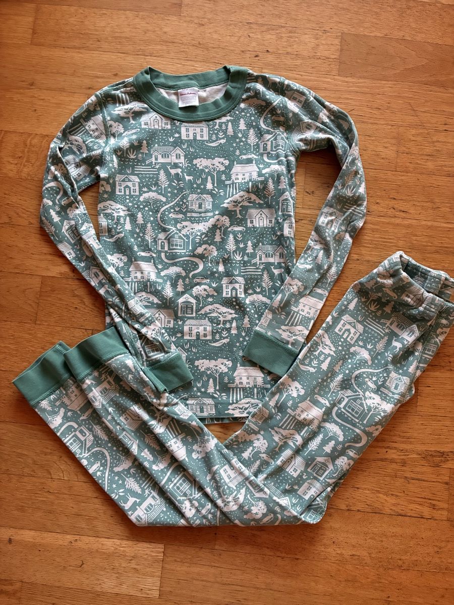 Pyjamas & Ähnliches: Schönes Pyjama Gr. 140 – Gebraucht aus richterswil von lunamarie001