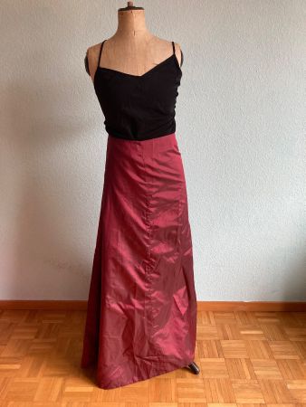 Jupe satinée rose sombre, presque bordeau. T.36