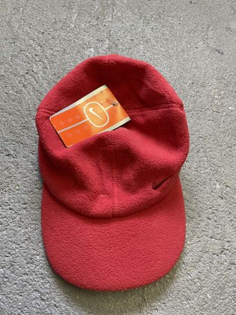 Nike Fleece Mütze Wintermütze Cap rot Gr. S/M