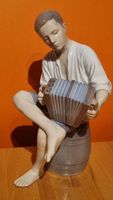 Bing&Gröndahl Porzellan Figur Junge mit Akkordeon
