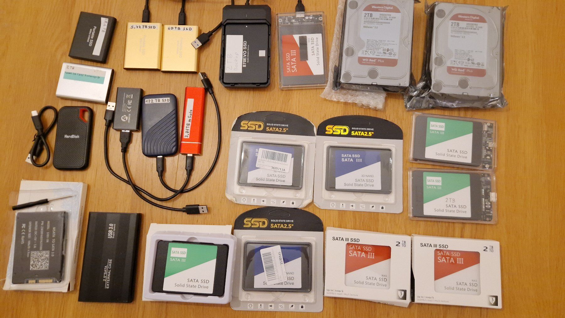 Dischi rigidi: Large Storage Lot (SSDs, HDDs, Cases & Cables) – Usato da Delémont venduto da aliGorithm