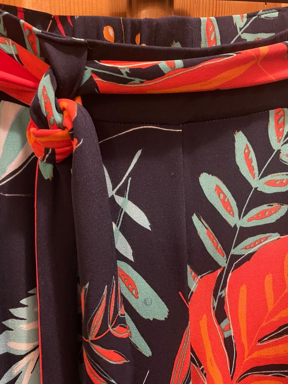 Pantaloni: Frank Lyman Hose bunt Blumenmuster, weit, Gr. 36, eher 38 – Usato da Uster venduto da jelk 1