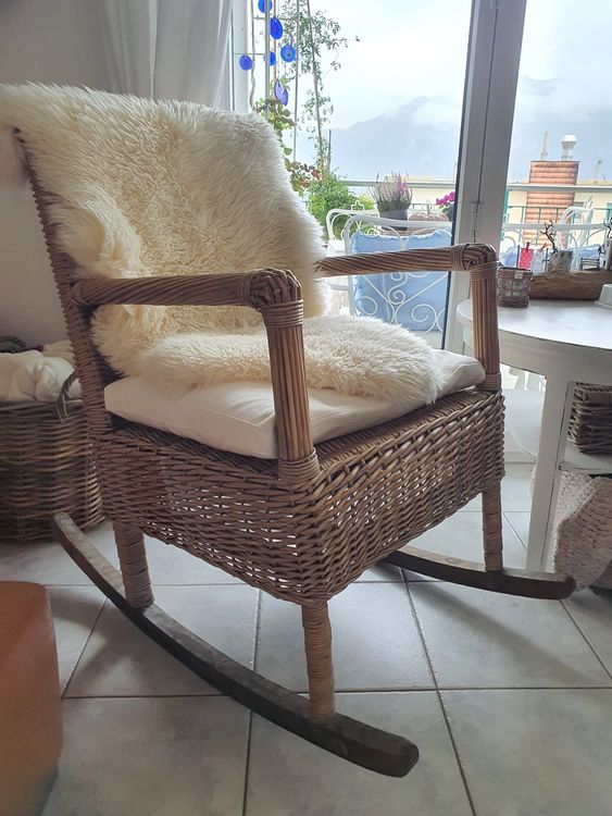 Neuwertiger Rattan Schaukelstuhl mit Sitzkissen Kaufen auf Ricardo