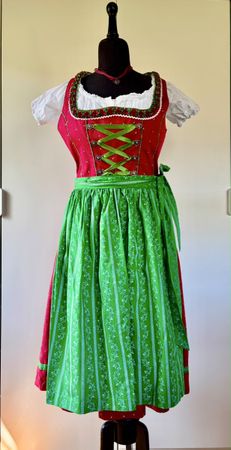 Dirndl rot/grün mit Bluse und Schmuck
