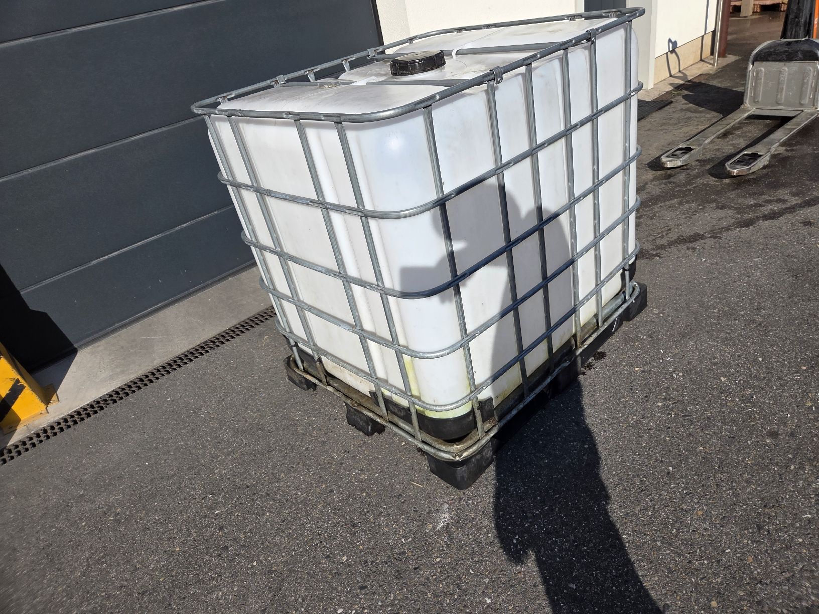 Abreuvoirs & Auges: IBC Container 1000L - Wassertank – D'occasion à Oberhasli par General-Dealer 1