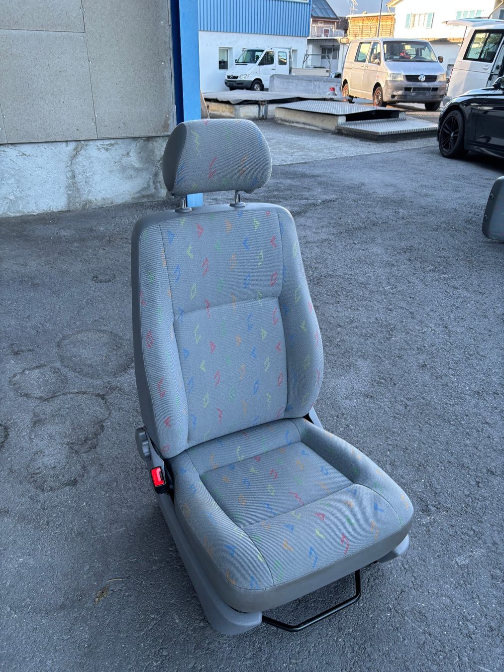 VW Tutti pezzi di ricambio auto: VW T5 Fahrersitz – Usato da Gams venduto da mir_n5kk 1