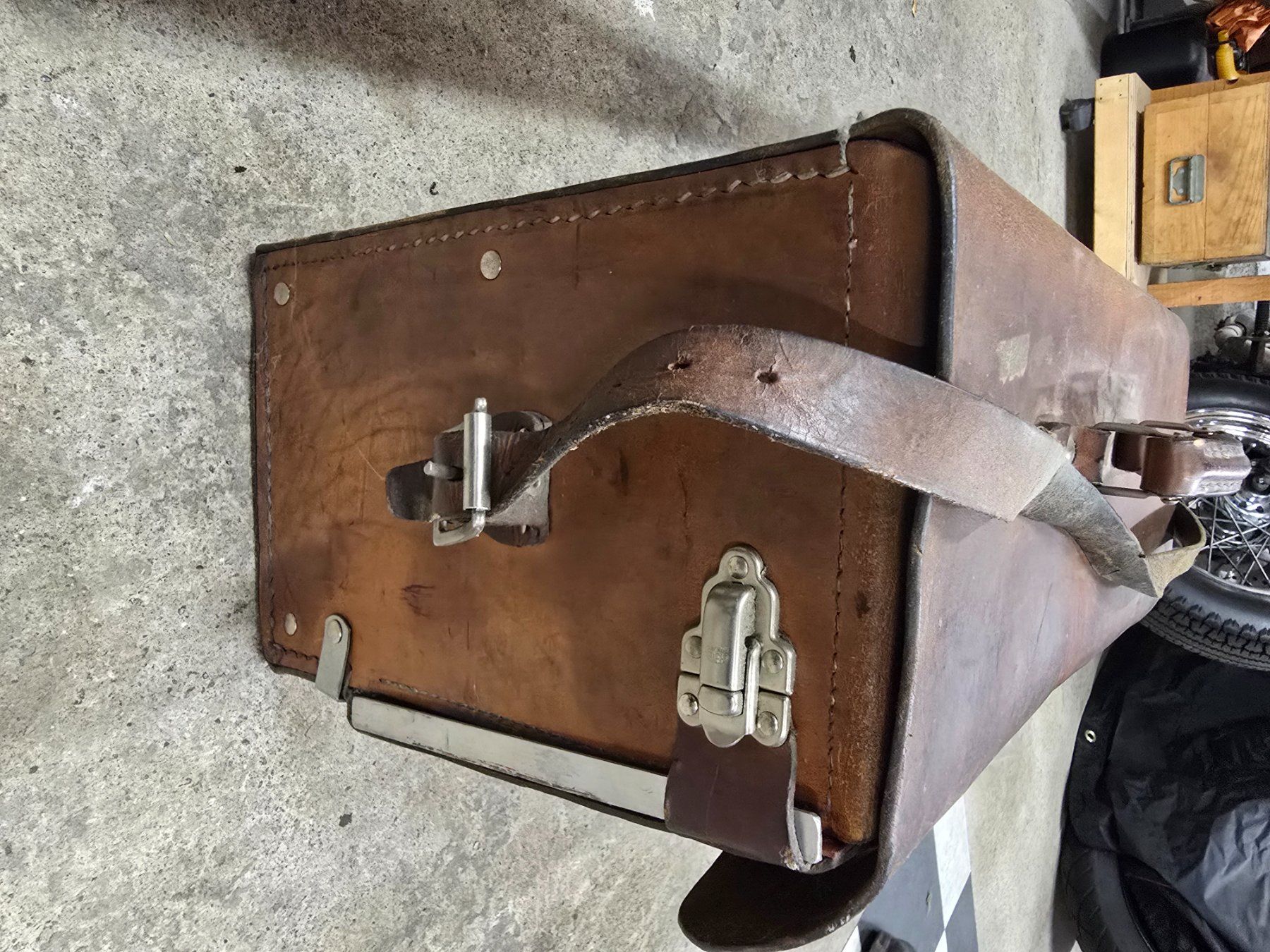 Tous les outils: Alter Leder Montagekoffer – D'occasion à Gutenswil par Karin1111 1
