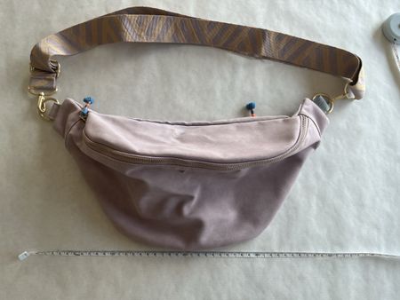 Bauchtasche, lila mit gemustertem Gurt neuwertig