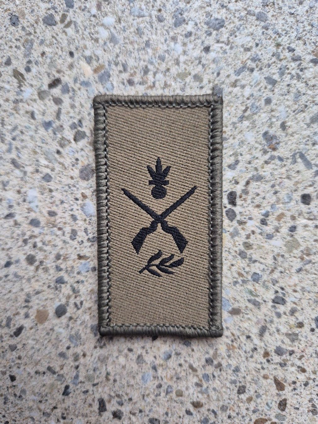 Schweizer Armee Placchette & Badge: Dienstzweigabzeichen Infanterie mit klett – Nuovo e nell'imballaggio originale da Riedholz venduto da fr_sIruP