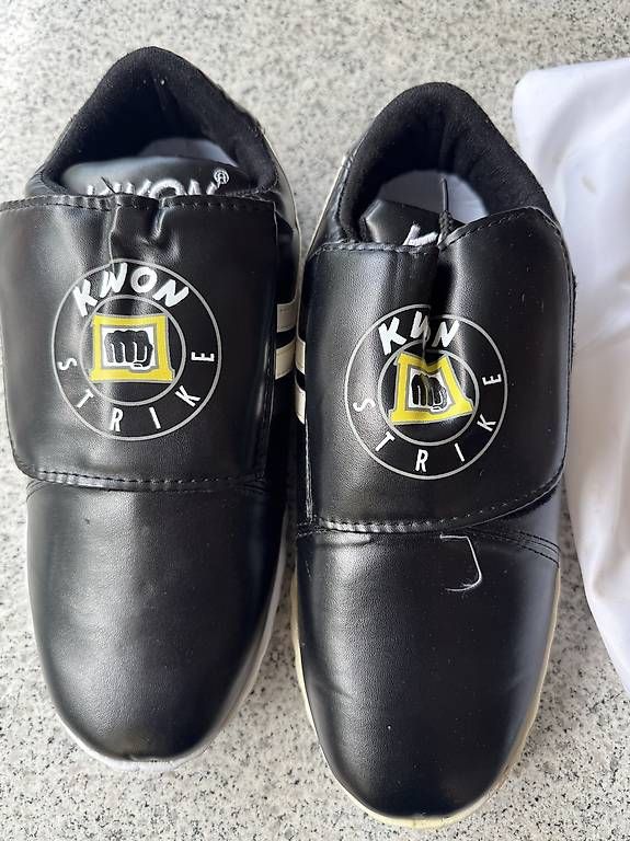 Herrenschuhe: Kick Boxing Schuhe Kwon (42-43) – Gebraucht aus Rorschacherberg von hel_l7nq 1