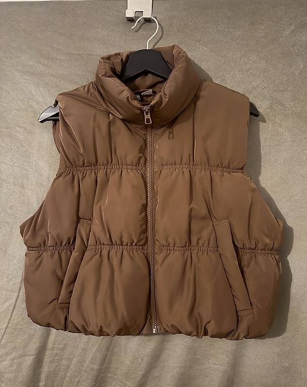 Gilet & Giacche senza maniche: Moderne braune Steppweste mit Raffung – Nuovo e nell'imballaggio originale da Oberurnen venduto da buesraak