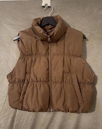 Moderne braune Steppweste mit Raffung