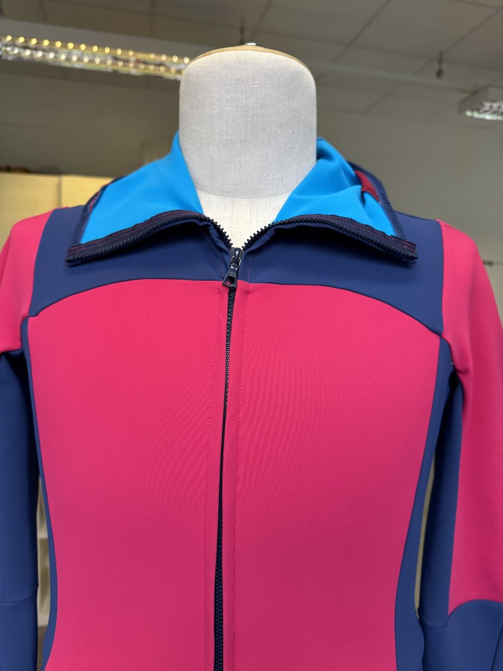 Jumpsuits: Pink-Blauer Neoprenanzug mit Kapuze – Gebraucht aus Thun von Thunerseespiele_FBM 4