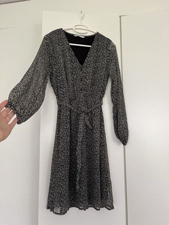 Schönes Sommerkleid mit Blumenmuster, Grösse 36 / S