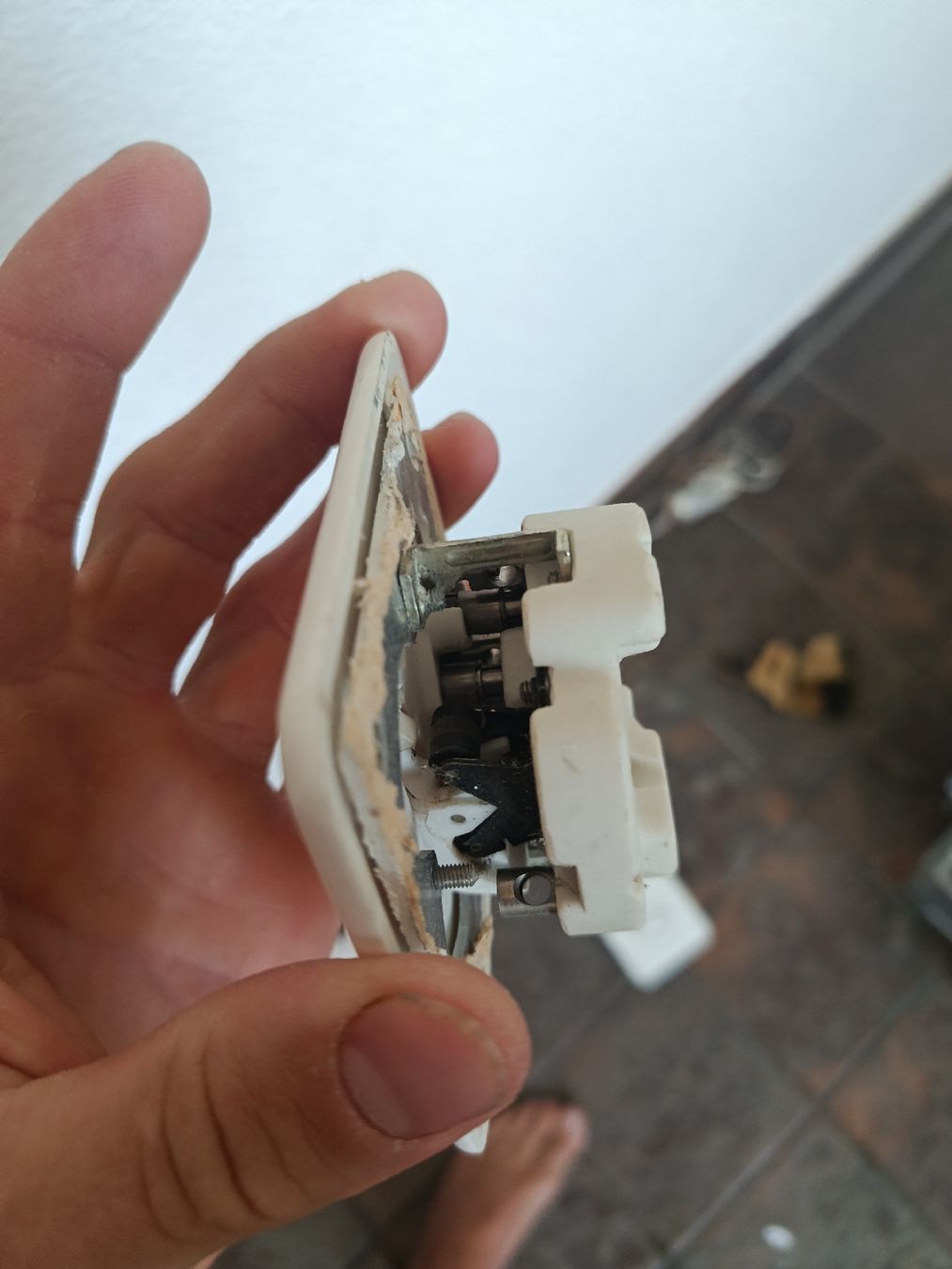 Feller Stecker: 2 klein Kombi und ein Schalter old school Taster  – Gebraucht aus Staufen von leo_d5c7 1
