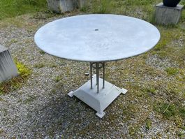 Art Deco grosser Gartentisch mit Gusseisenfuss