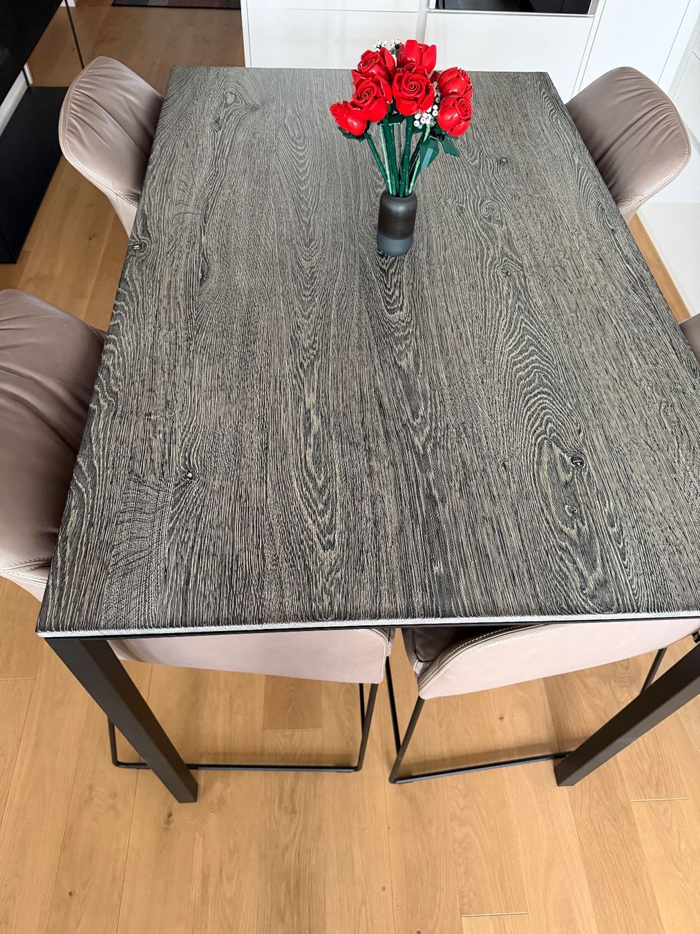 Set di tavolo e panche: Modern Dining Table and 4 Chairs - Dark Wood Effect – Usato da Zürich venduto da roo_2ljb