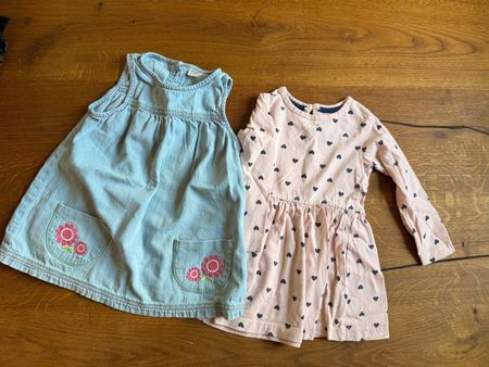 Jeanskleid + rosa Kleid (Gr. 80)