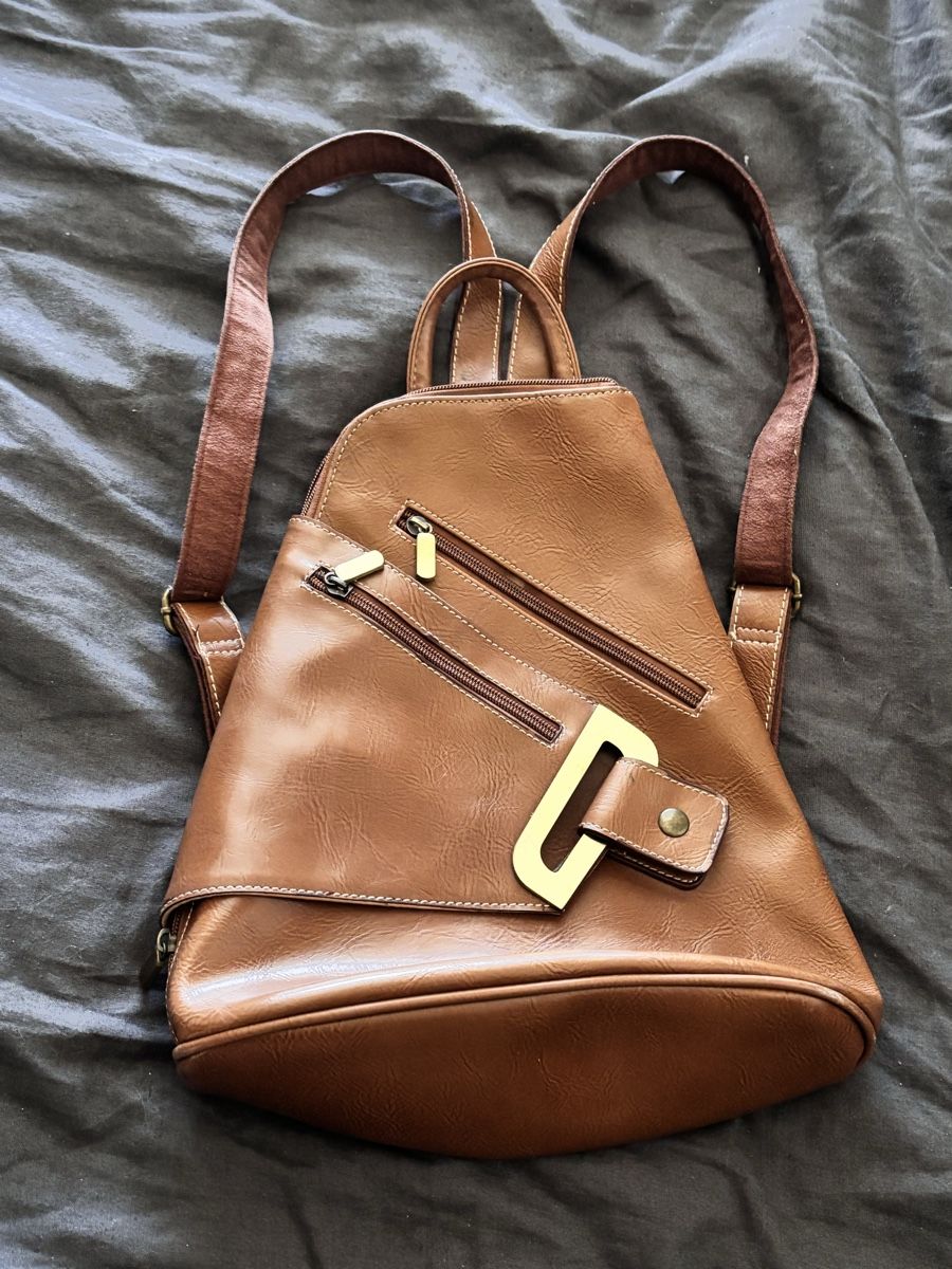 Zaini: David Jones Backpack Brown Leather Convertible Used – Usato da La Chaux-de-Fonds venduto da joa_jk5g