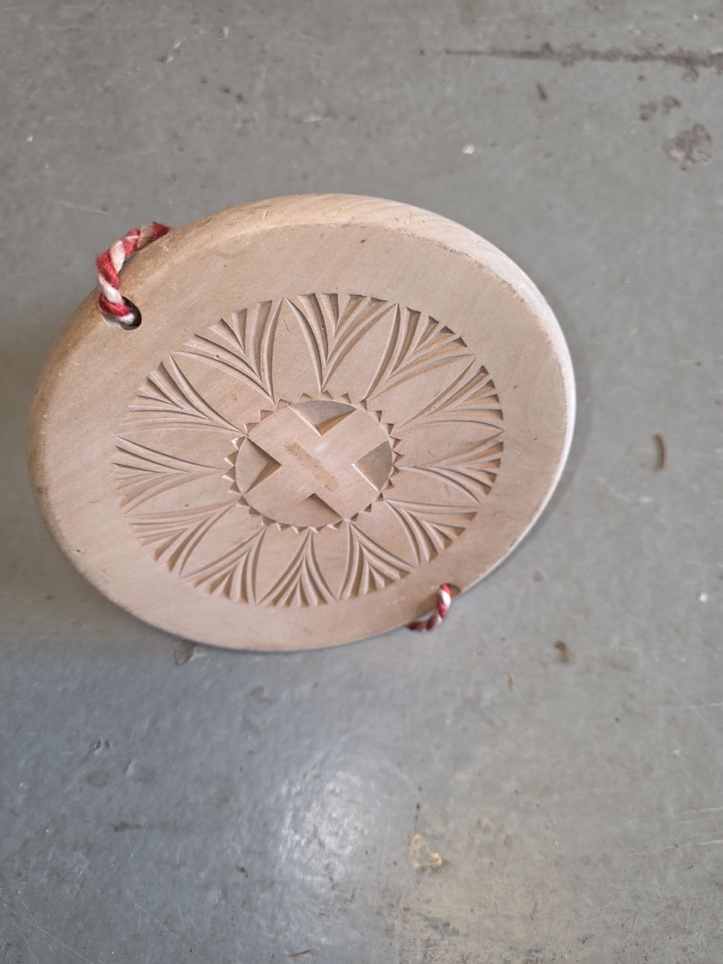 Tutte le decorazioni: Melkstuhl Antik mit Holzschnitzerei Klein – Usato da Bäriswil BE venduto da Simon_Kreativwelt 1