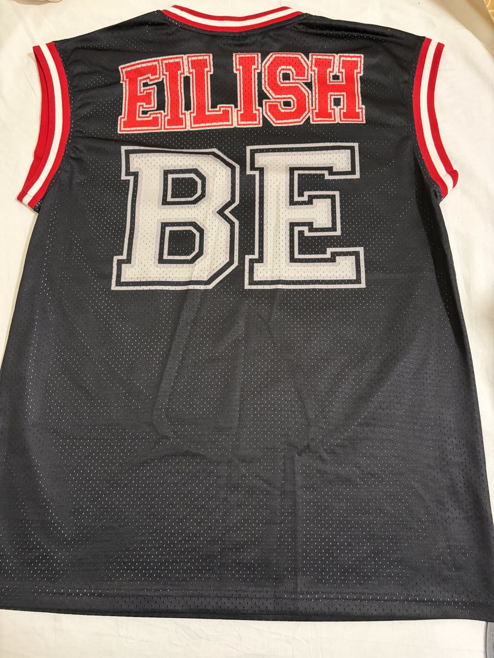 Maillots de corps & Pantalons: Billie eilish Red Jersey Grösse L – Neuf (Voir description) à Zürich par Nexaro 1