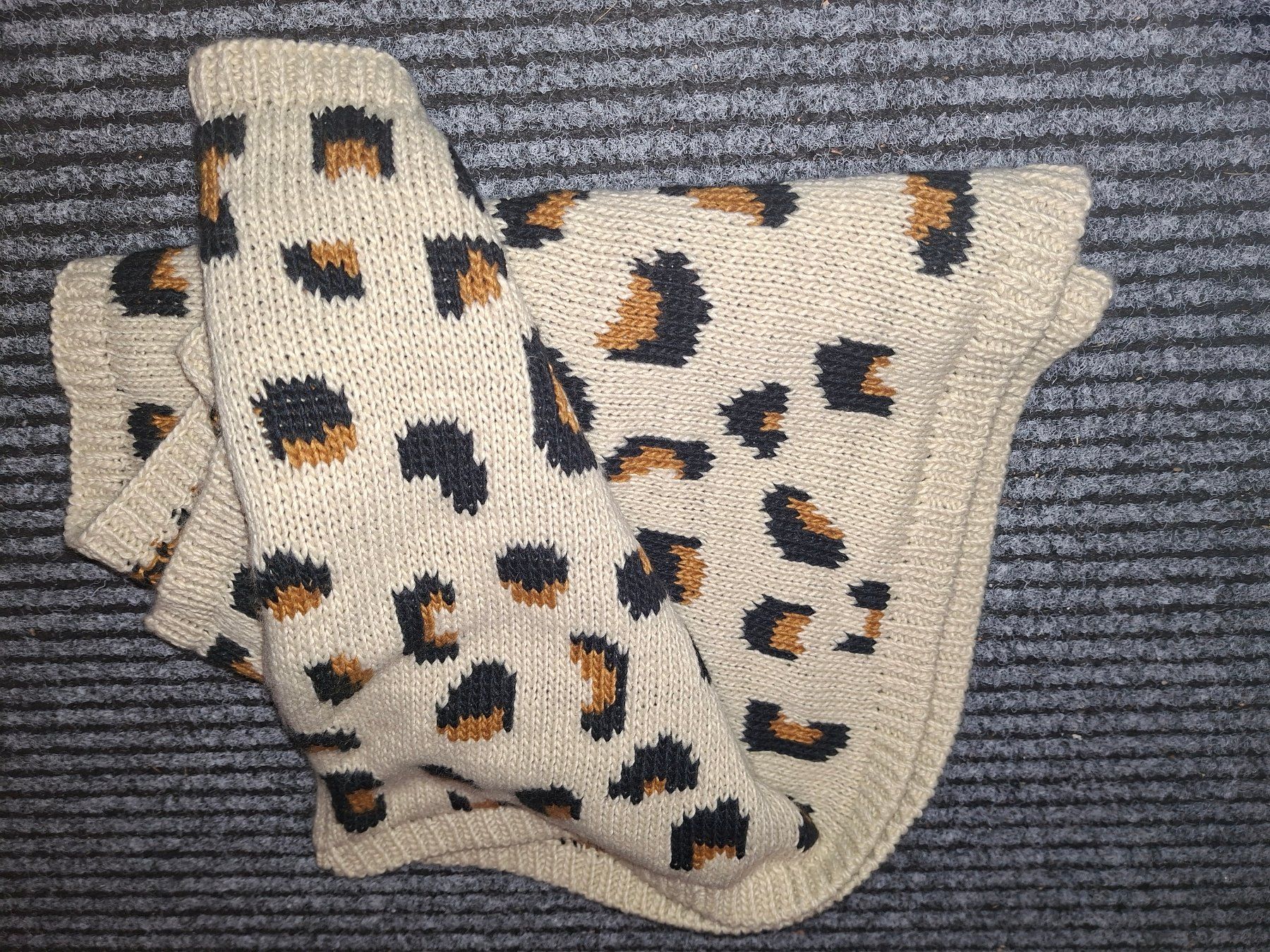 H&M Foulards & écharpes: Rundschal Panterlook – D'occasion à Oberwil/Dägerlen par Dominique1606