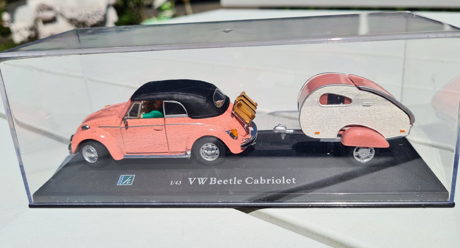 Volkswagen Modellini d'auto: VW Beetle / Käfer Cabriolet mit Wohnwagen 1:43 – Usato da Emmenbrücke venduto da Eichhoefli