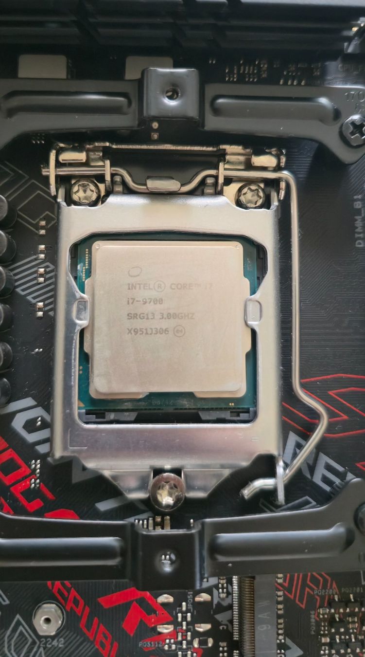 Intel Composants électroniques: Processeur Intel I7 9700 – D'occasion à Châtelaine par KR4