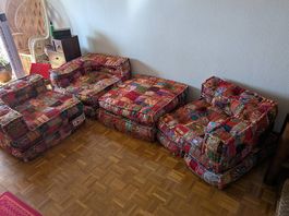 Canapé patchwork avec différents poufs modulables