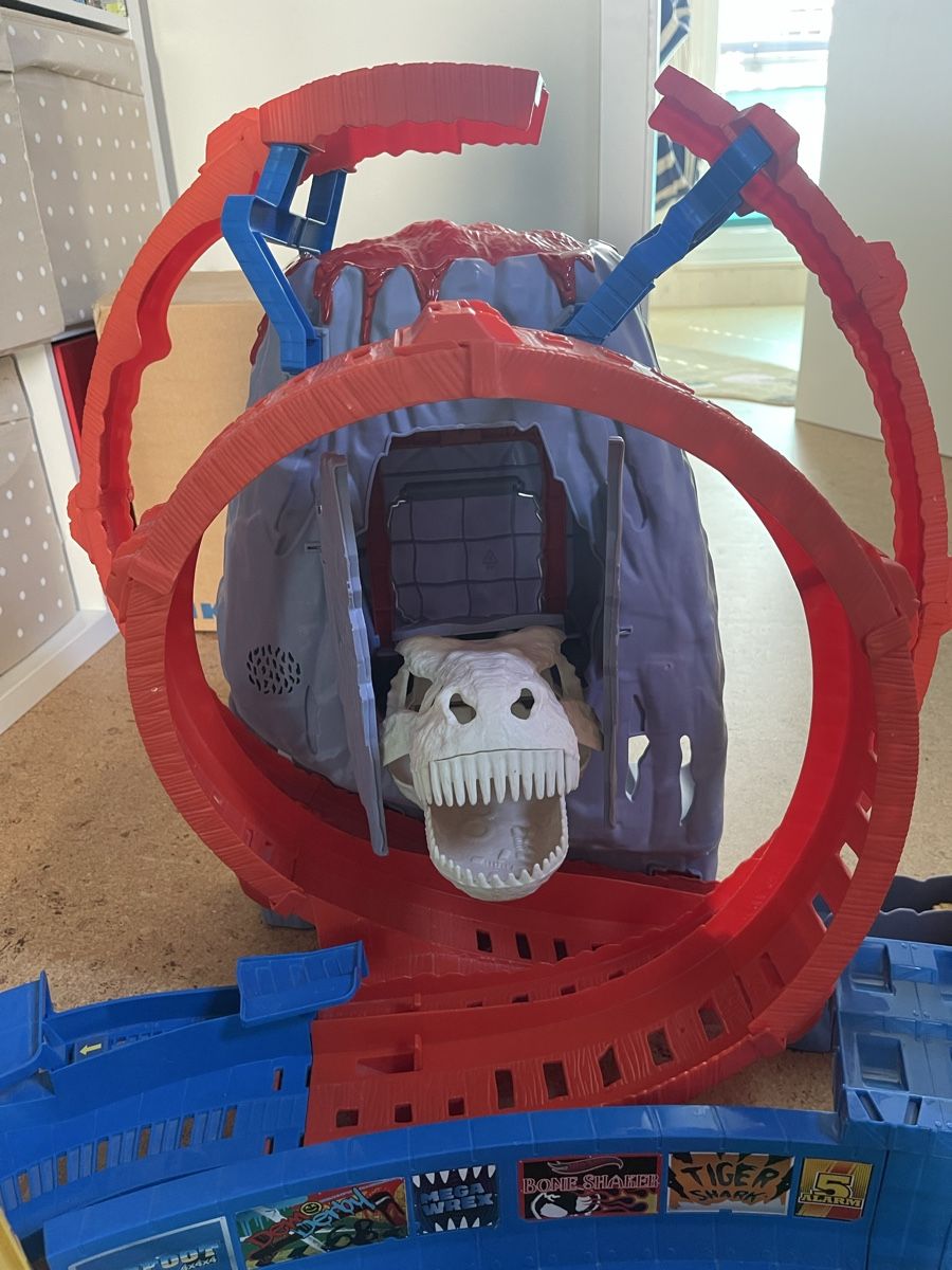 Hot Wheels Spielzeuge: Monster Trucks Vulkan Arena von hot wheels – Gebraucht aus Grüningen von Thommyr 6