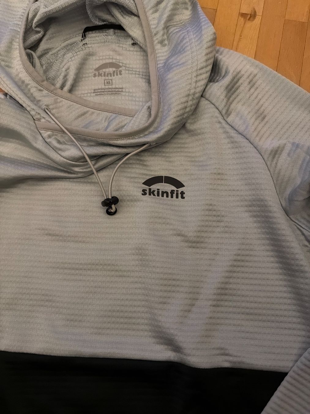 Skinfit Maglioni & Felpe: Pulli von Skinfit, Gr. XS, Silber schwarz – Usato da Rümlang venduto da Stekamo 2