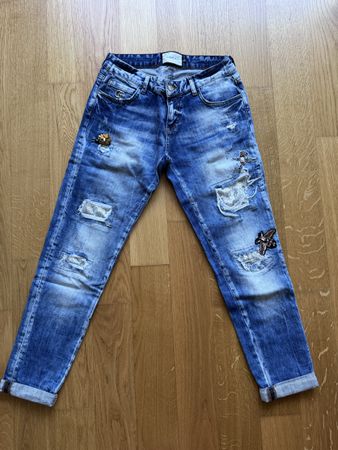 Jeans, hellblau, Gr. 26, mit Patches, Top Zustand!