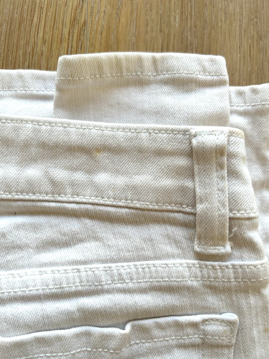 Jeans: Weisse Jeans mit Glitzer-Kronen – Usato da Rorschach venduto da fla_62jm 4