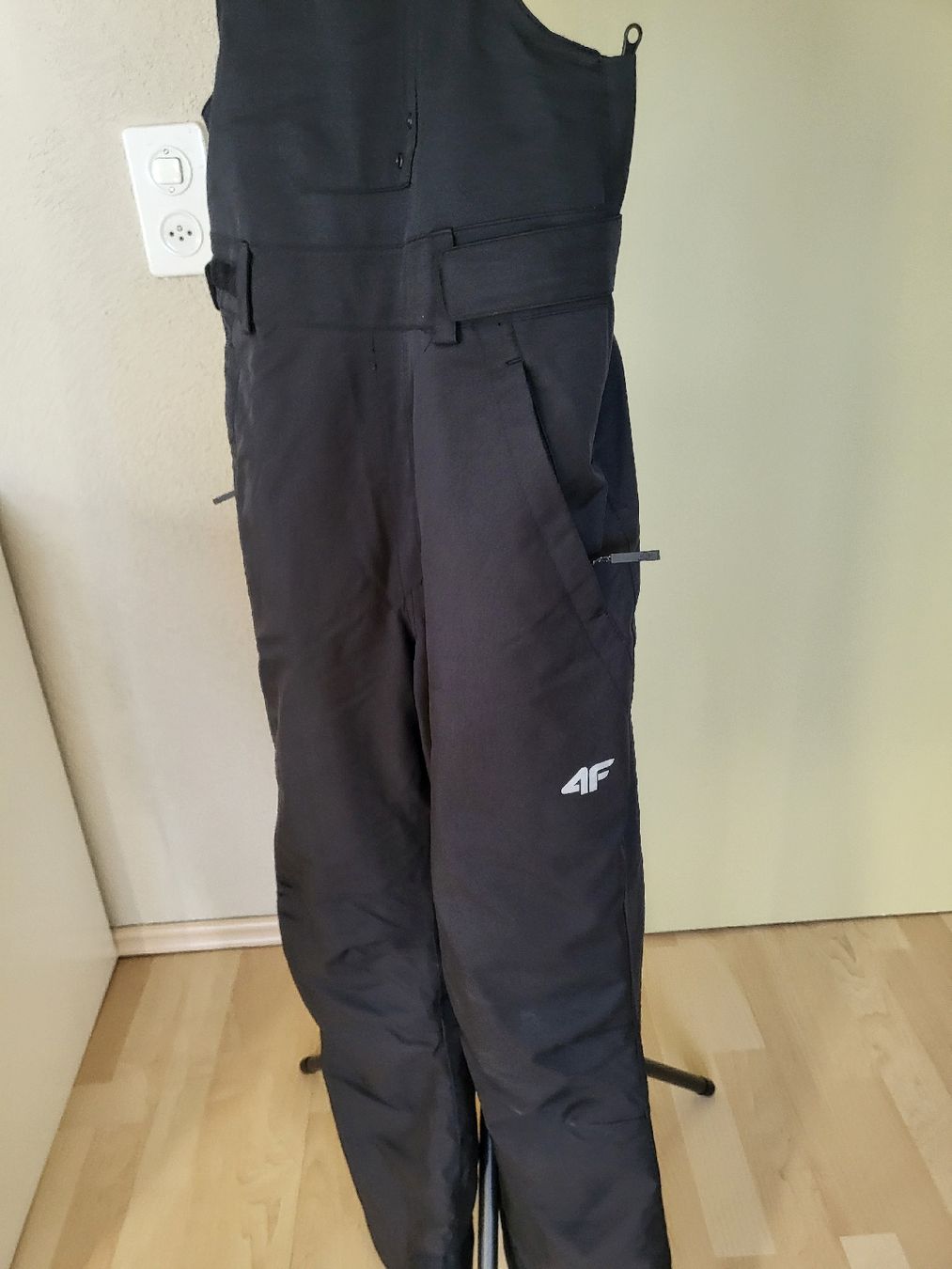 4F Hosen: 4F Ski Pants/Bib - Size 164 -Black, Winter – Gebraucht aus Sarmenstorf von zuz_q5kq 1