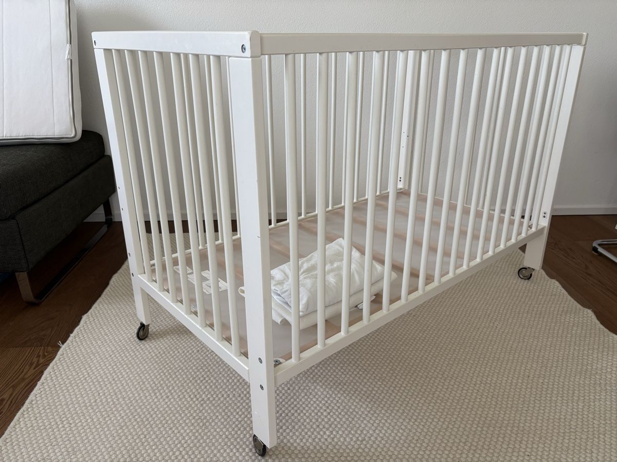 Lits: Babybett / Gitterbett mit Matratze – D'occasion à Oberwil b. Zug par damon78