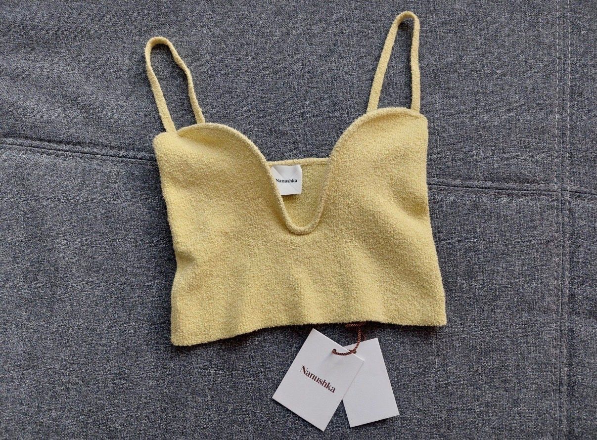 Nanushka Top: Nanushka Cropped Top Bouclé gelb – Nuovo e nell'imballaggio originale da Zürich venduto da julia_vina
