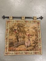 Wandbehang mit Motiv und Metallstange guter Zustand Gobelin