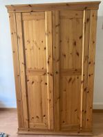 Schöner Kleiderschrank aus Holz