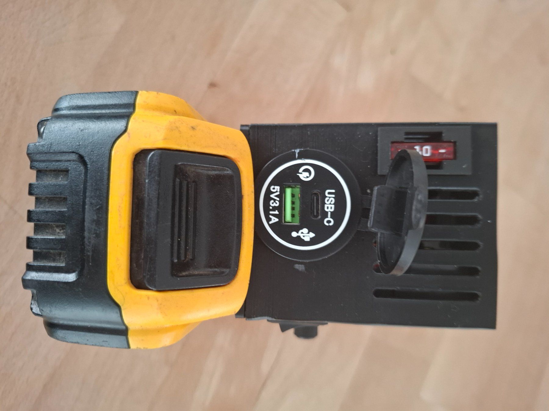 Composants électroniques: Netzteil 5-18V DC  Power Supply Dewalt – Neuf avec emballage d'origine à Ried b. Kerzers par Strobo 3