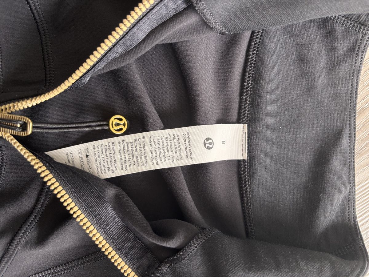Lululemon Giacche: Lululemon Define Schwarz mit gold Zipper Gr 8 – Usato da Gossau SG venduto da Swisslady25 1