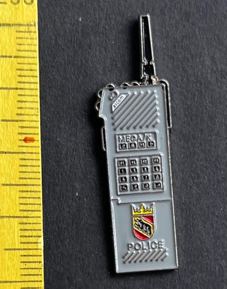 Swiss Plaquettes & Badges: Ascom Funkgerät der Polizei Bern / Pin – D'occasion à Wabern par DaxKarten-75